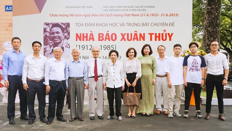 Các đại biểu và gia đình tham dự trưng bày và tọa đàm khoa học về nhà báo Xuân Thủy.