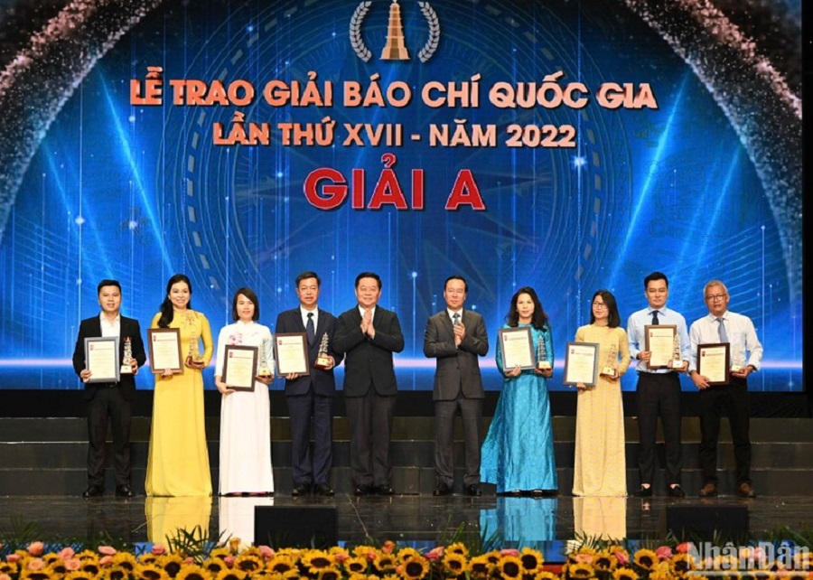 Chủ tịch nước Võ Văn Thưởng và Trưởng Ban Tuyên giáo Trung ương Nguyễn Trọng Nghĩa trao giải A cho các tác giả, đại diện nhóm tác giả đoạt giải.