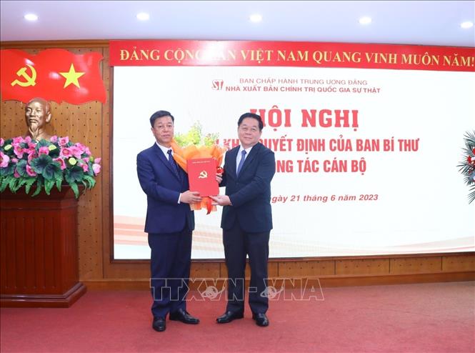 Đồng chí Nguyễn Trọng Nghĩa, Bí thư Trung ương Đảng, Trưởng Ban Tuyên giáo Trung ương trao Quyết định bổ nhiệm Giám đốc - Tổng Biên tập Nhà xuất bản Chính trị quốc gia Sự thật cho đồng chí Vũ Trọng Lâm. Ảnh: Văn Điệp/TTXVN