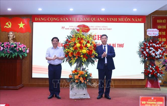 Đồng chí Nguyễn Văn Thể, Ủy viên Trung ương Đảng, Bí thư Đảng ủy Khối các cơ quan Trung ương chúc mừng đồng chí Vũ Trọng Lâm. Ảnh: Văn Điệp/TTXVN
