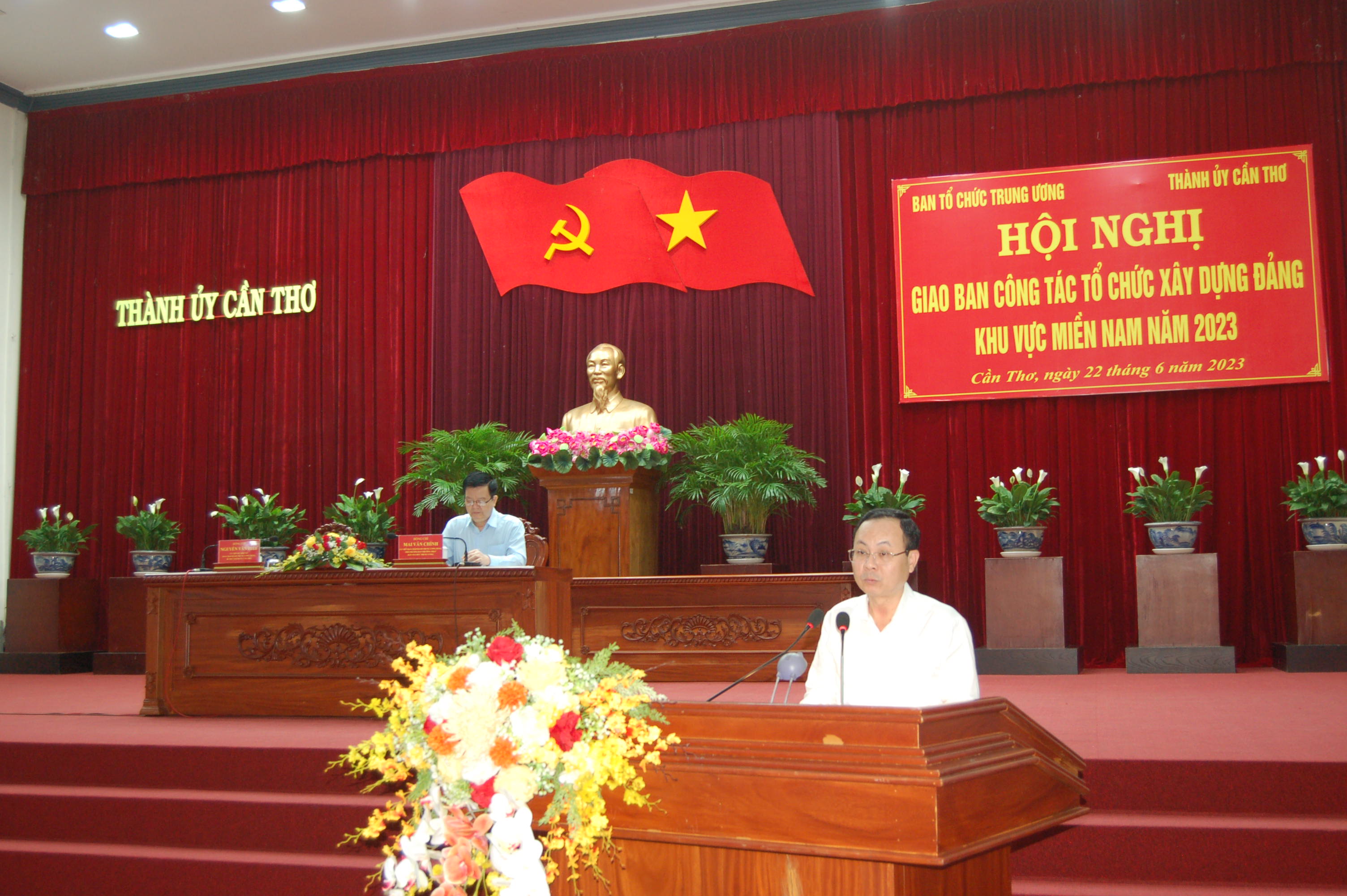 Đồng chí Nguyễn Văn Hiếu， Ủy viên Dự khuyết Ban Chấp hành Trung ương Đảng， Bí thư Thành ủy Cần Thơ phát biểu chào mừng Hội nghị.