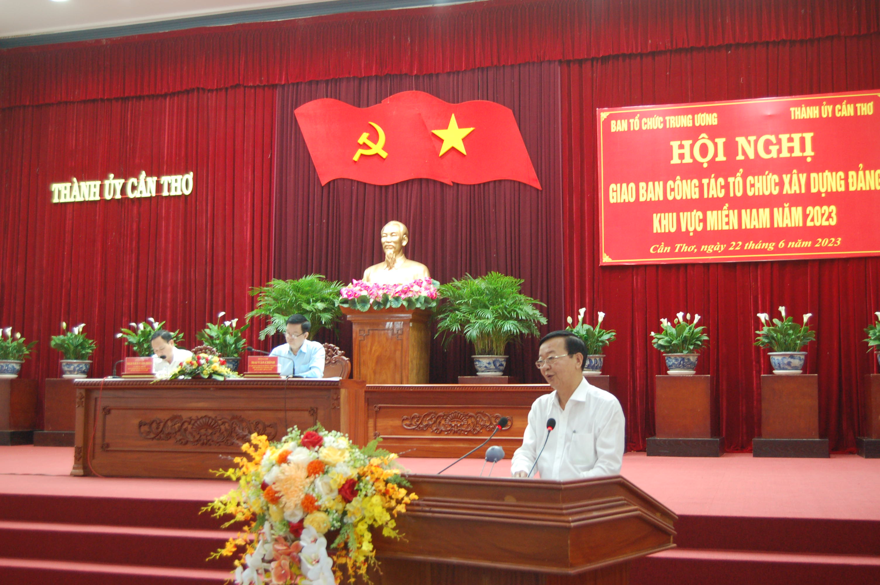 Đồng chí Lê Tấn Thủ， Ủy viên Ban Thường vụ， Trưởng Ban Tổ chức Thành ủy Cần Thơ tham luận tại Hội nghị.