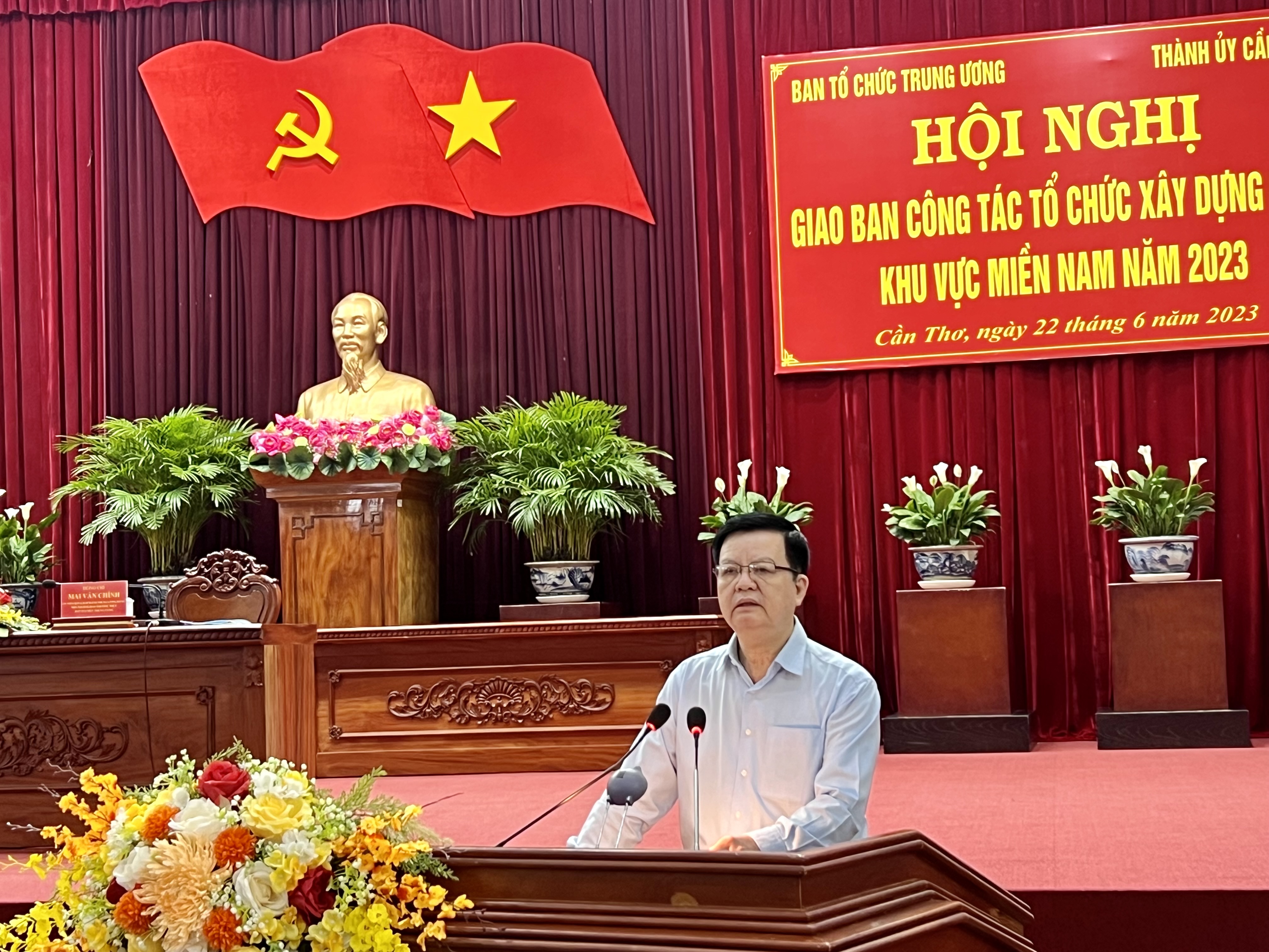 Đồng chí Mai Văn Chính， Ủy viên Trung ương Đảng， Phó Trưởng Ban Thường trực Ban Tổ chức Trung phát biểu khai mạc Hội nghị.