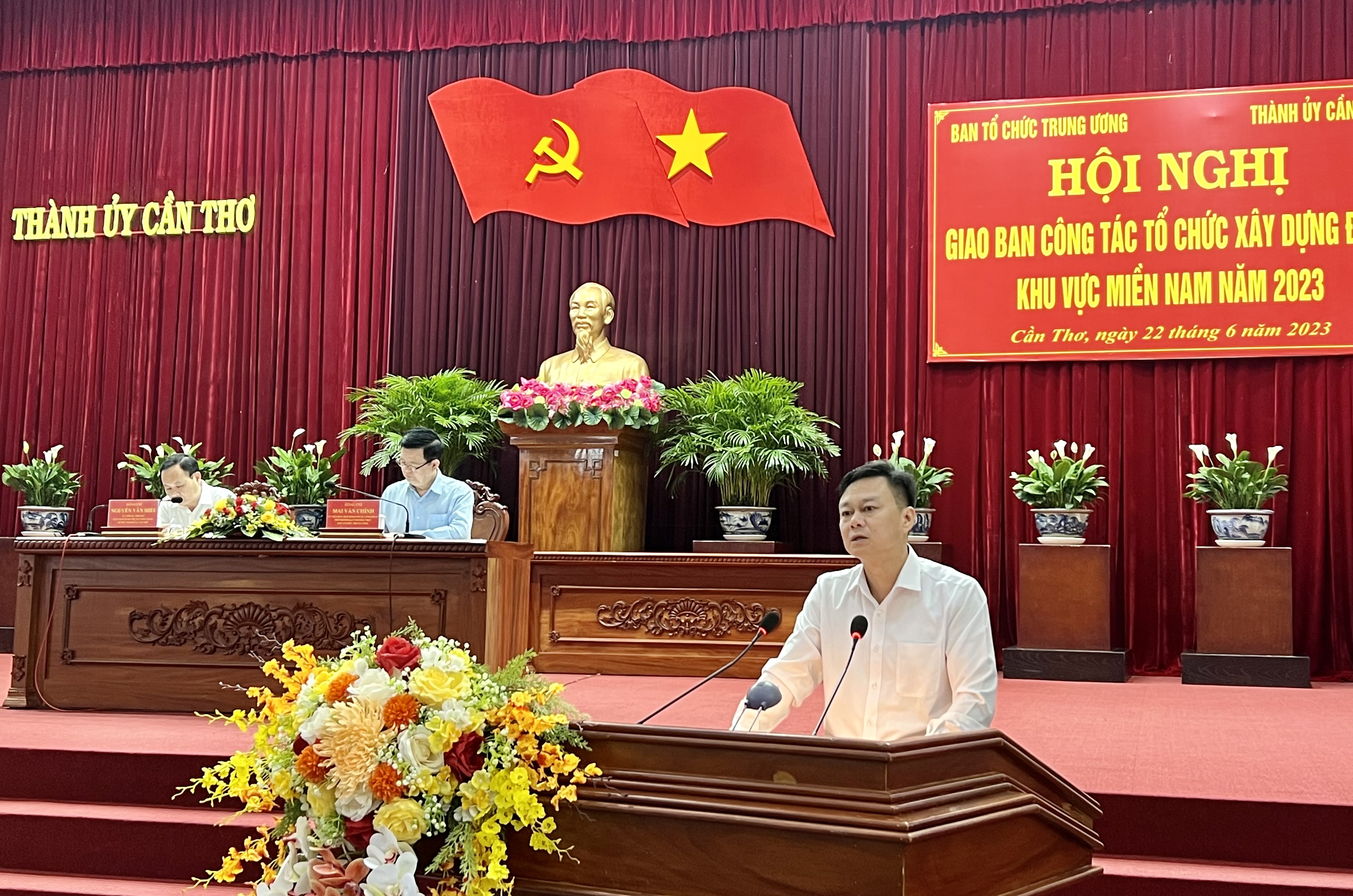 Đồng chí Nguyễn Văn Phóng， Vụ Trưởng Vụ Địa phương III， Ban Tổ chức Trung ương trình bày dự thảo báo cáo.