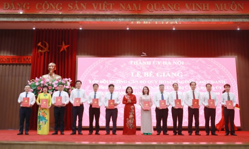 Hà Nội bế giảng lớp bồi dưỡng cán bộ quy hoạch nguồn chức danh bí thư, phó bí thư quận, huyện, thị ủy và đảng ủy trực thuộc