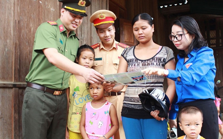 Công an tỉnh Nghệ An phối hợp với Hội Liên hiệp Phụ nữ tỉnh tuyên truyền phòng, chống mua bán người tại cộng đồng. (Ảnh: dangcongsan.vn)