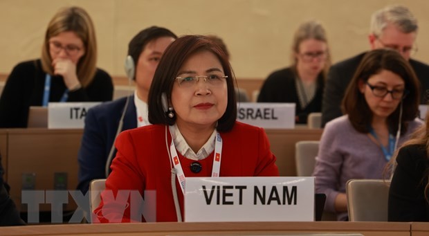 Đại sứ Lê Thị Tuyết Mai, Trưởng Phái đoàn đại diện thường trực Việt Nam tham gia và phát biểu tại phiên họp ngày 3-4 của Hội đồng Nhân quyền LHQ đồng thuận thông qua Nghị quyết kỷ niệm 75 năm Tuyên ngôn quốc tế về nhân quyền (UDHR) và 30 năm Tuyên bố và Chương trình hành động Viên (VDPA) do Việt Nam đề xuất và soạn thảo.