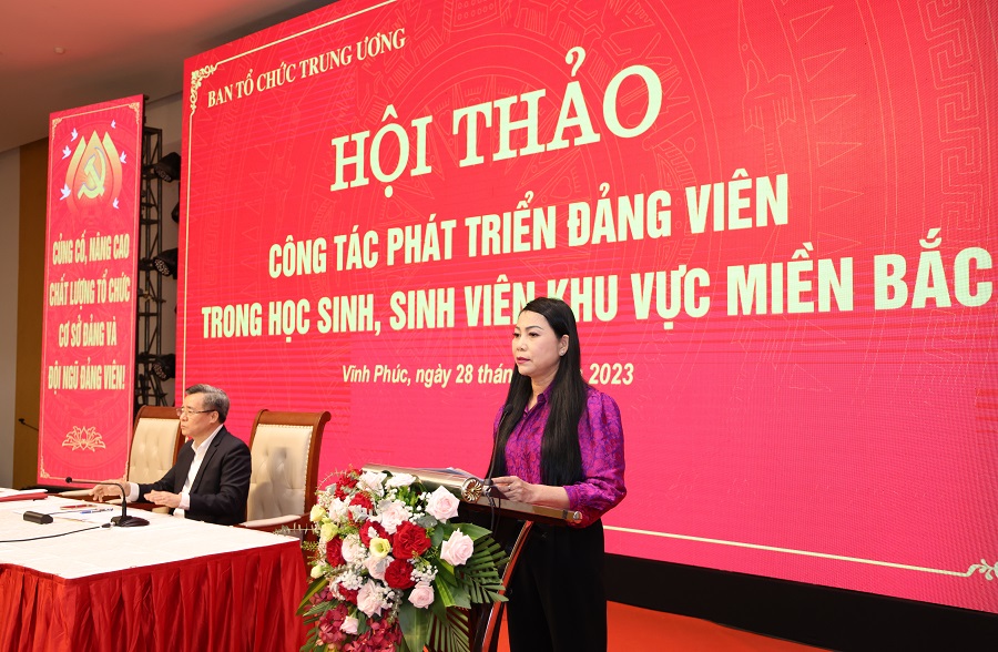 Đồng chí Hoàng Thị Thúy Lan, Ủy viên Trung ương Đảng, Bí thư Tỉnh ủy, Chủ tịch HĐND, Trưởng Đoàn ĐBQH tỉnh Vĩnh Phúc phát biểu chào mừng Hội thảo.