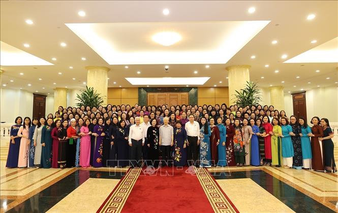 Tổng Bí thư Nguyễn Phú Trọng, các đồng chí lãnh đạo Đảng, Nhà nước chụp ảnh chung với Nhóm nữ đại biểu Quốc hội Việt Nam khóa XV.