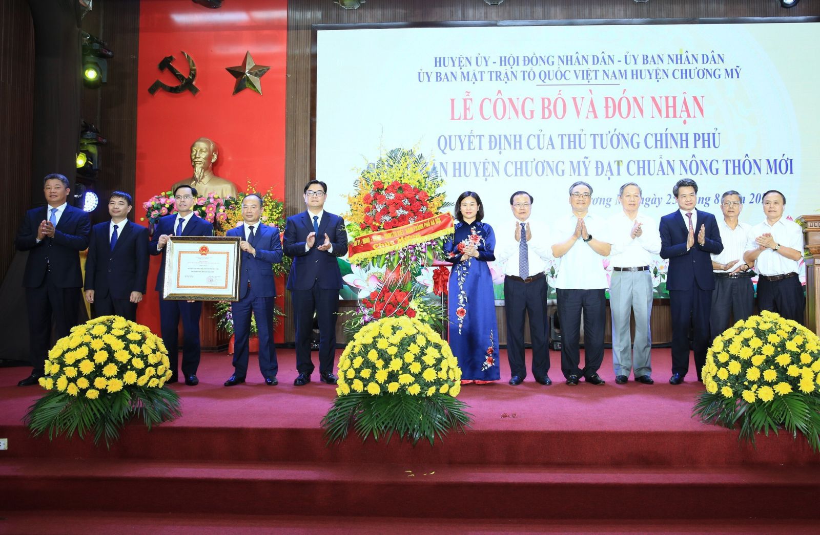 Các đồng chí lãnh đạo, nguyên lãnh đạo TP. Hà Nội tặng hoa chúc mừng huyện Chương Mỹ đón nhận Quyết định của Thủ tướng Chính phủ công nhận huyện đạt chuẩn nông thôn mới.