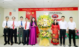 Bí thư Tỉnh ủy Vĩnh Phúc Hoàng Thị Thúy Lan dự Lễ ra mắt chi bộ đảng và kết nạp đảng viên tại một số doanh nghiệp FDI