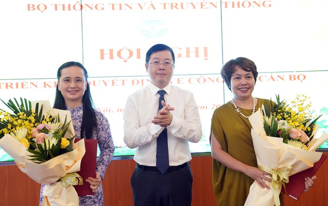 Thứ trưởng Bộ TT-TT trao quyết định 2 tân Phó Cục trưởng