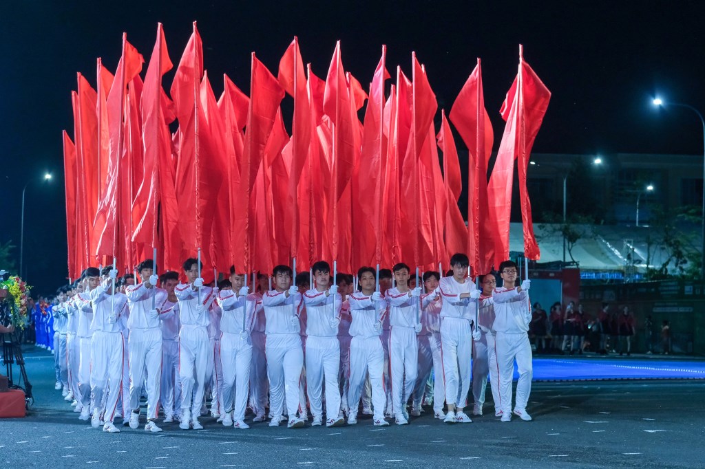 Vận động viên diễu hành tại Lễ tại Lễ khai mạc Khai mạc Đại hội Thể thao ĐBSCL lần thứ IX và Giải Marathon quốc tế “Vietcombank Mekong Delta” Hậu Giang lần thứ IV năm 2023.