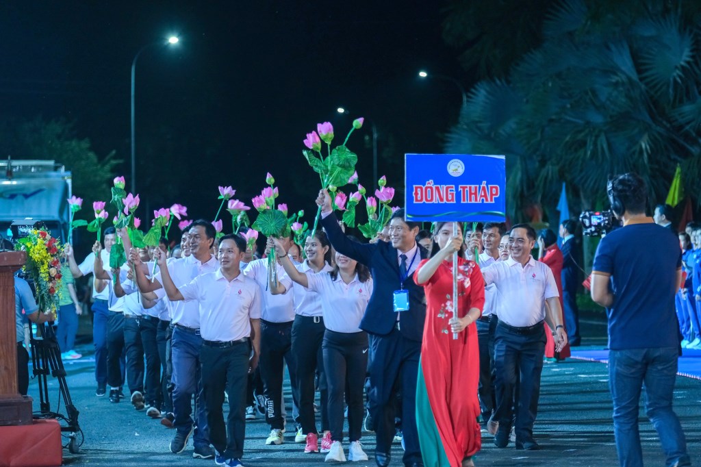 Vận động viên diễu hành tại Lễ tại Lễ khai mạc Khai mạc Đại hội Thể thao ĐBSCL lần thứ IX và Giải Marathon quốc tế “Vietcombank Mekong Delta” Hậu Giang lần thứ IV năm 2023.