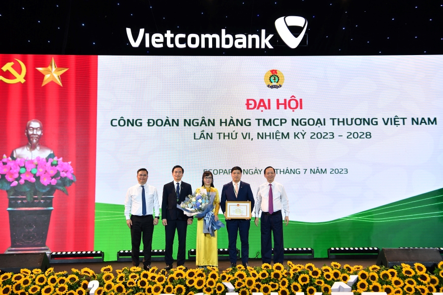Đ/c Đào Minh Tú - Phó Bí thư Ban cán sự Đảng, Phó Thống đốc thường trực Ngân hàng Nhà nước Việt Nam, Ủy viên BCH Tổng Liên đoàn Lao động Việt Nam, Chủ tịch Công đoàn Ngân hàng Việt Nam (ngoài cùng bên phải) trao tặng Bằng khen của Thống đốc Ngân hàng Nhà nước và đ/c Nguyễn Thanh Tùng - Phó Bí thư Đảng ủy, Thành viên HĐQT, Tổng Giám đốc Vietcombank (ngoài cùng bên trái) tặng hoa cho đại diện Công đoàn Vietcombank