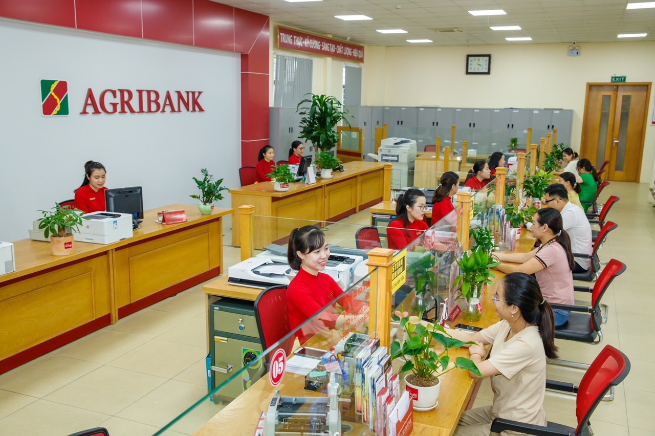 Cán bộ Agribank nêu cao tinh thần trách nhiệm trong công tác xây dựng Đảng và nỗ lực hoàn thành nhiệm vụ hoạt động kinh doanh.