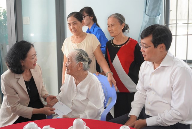 Đồng chí Trương Thị Mai, Ủy viên Bộ Chính trị, Thường trực Ban Bí thư, Trưởng Ban Tổ chức Trung ương thăm hỏi, tặng quà Mẹ Việt Nam Anh hùng Hồ Thị Phước.