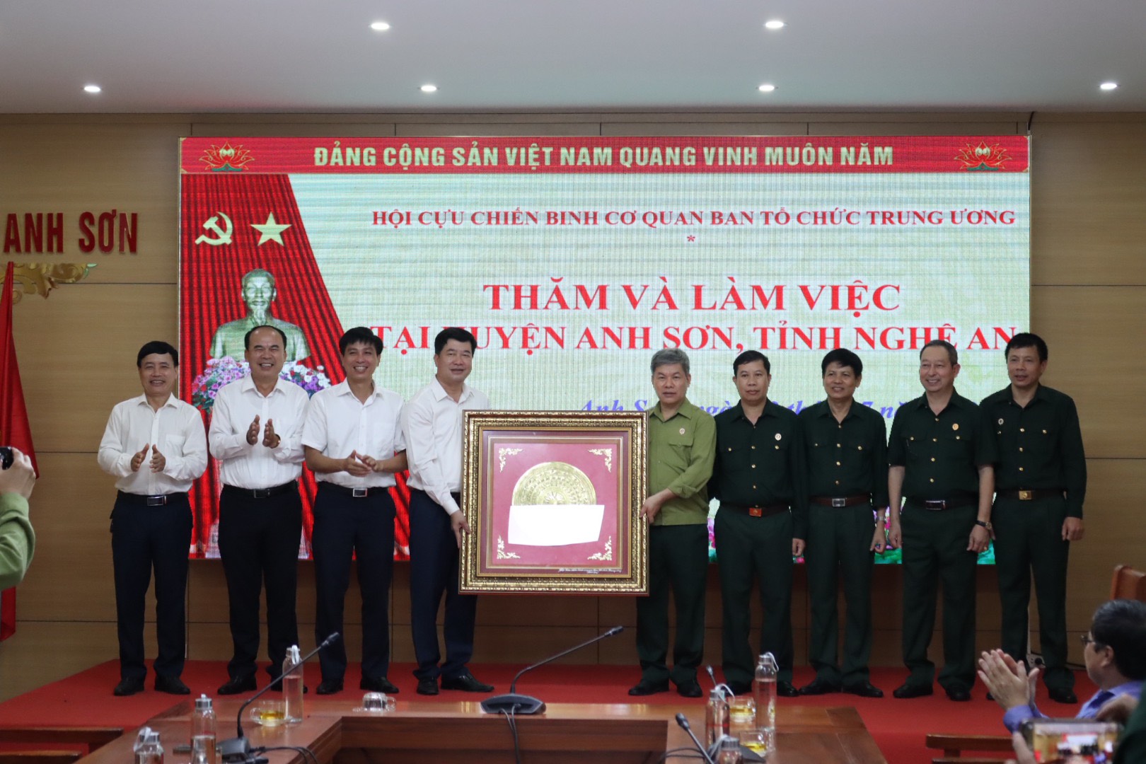 Hội Cựu chiến binh cơ quan Ban Tổ chức Trung ương tặng quà lưu niệm Huyện uỷ Anh Sơn