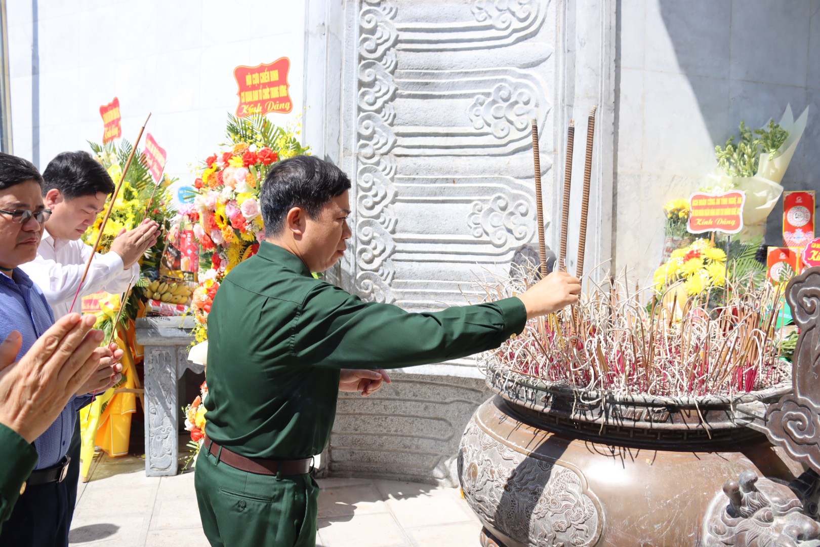 Đoàn công tác đã bày tỏ lòng thành kính trước sự hi sinh anh dũng của hơn