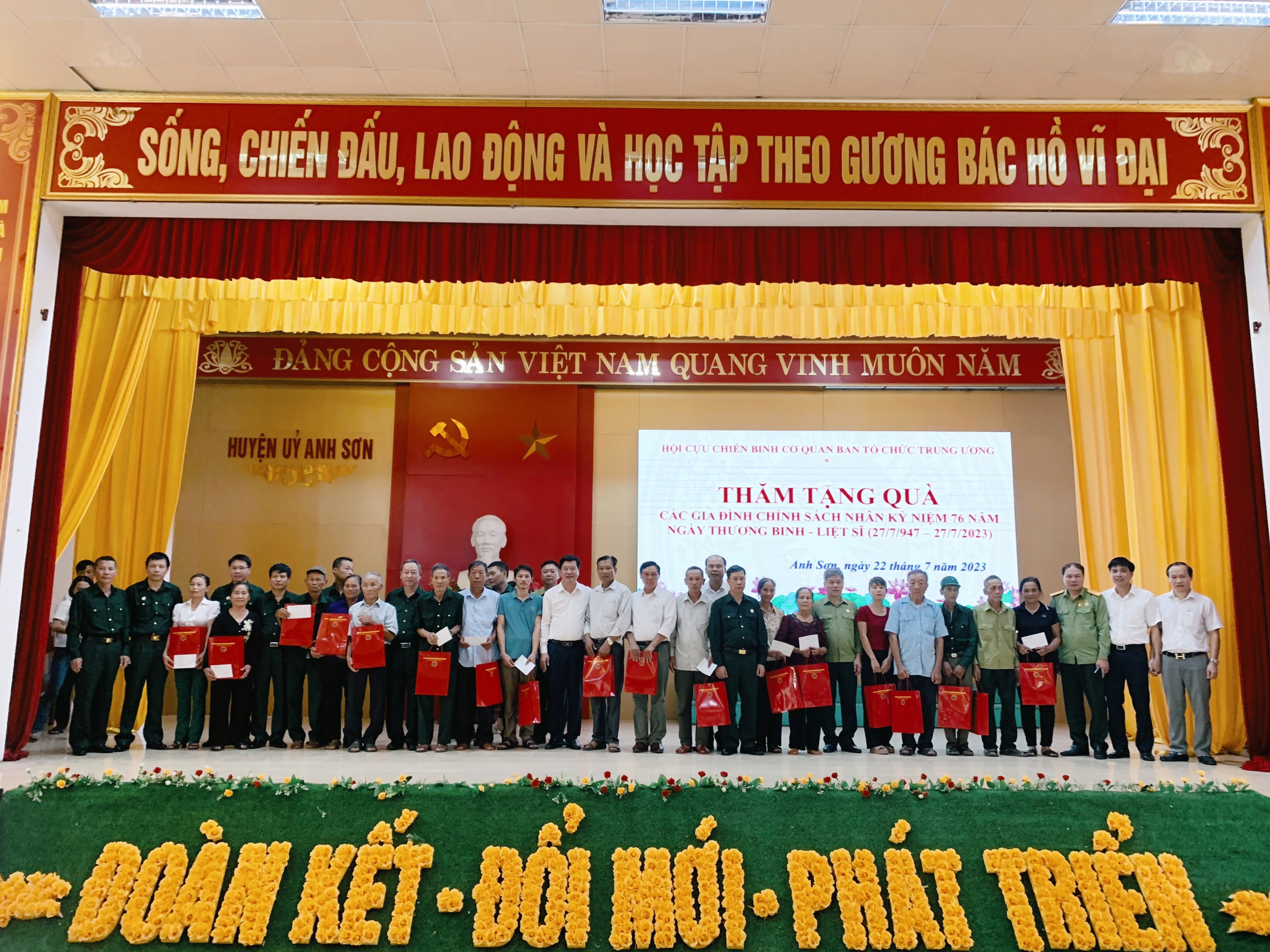 Đoàn công tác đã trao tặng 20 suất quà cho các hộ gia đình chính sách tại huyện Anh Sơn, tỉnh Nghệ An.