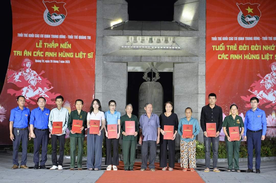 Đ/c Bùi Hoàng Tùng (ngoài cùng, bên phải) trao quà cho các gia đình chính sách.
