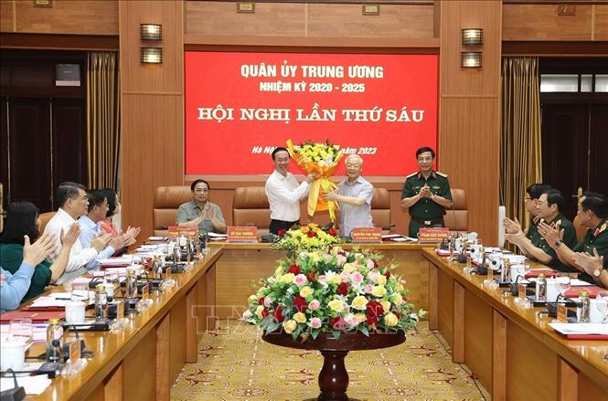 ổng Bí thư Nguyễn Phú Trọng, Bí thư Quân ủy Trung ương chúc mừng Chủ tịch nước Võ Văn Thưởng được Bộ Chính trị chỉ định tham gia Ban Thường vụ Quân ủy Trung ương. Ảnh: TTXVN