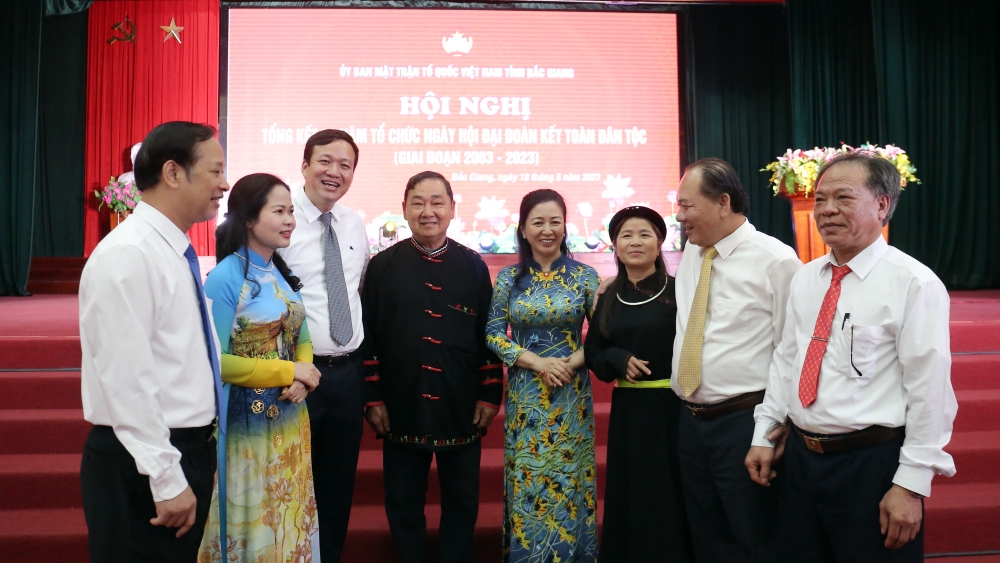 Các đồng chí lãnh đạo tỉnh Bắc Giang trò chuyện với đại biểu dự hội nghị tổng kết 20 năm Ngày hội Đại đoàn kết toàn dân tộc, giai đoạn 2003-2023.