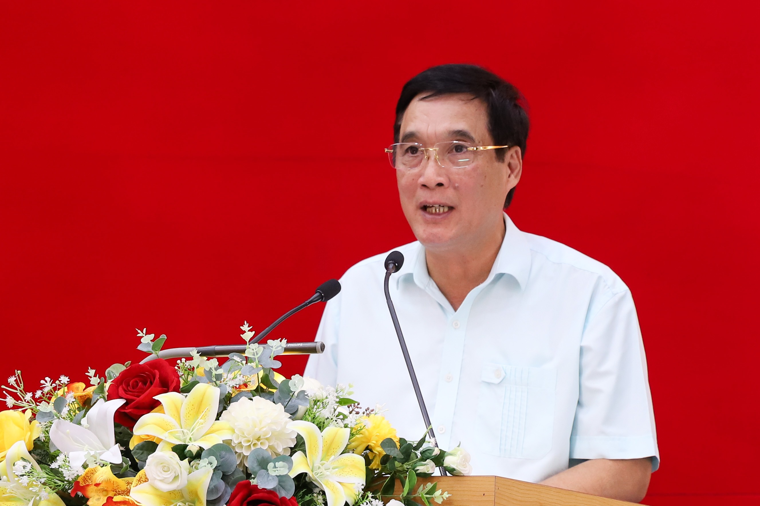 Bí thư Tỉnh uỷ Bùi Minh Châu báo cáo tại buổi làm việc.