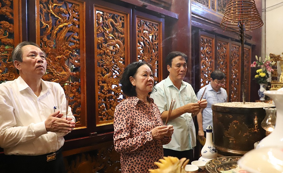 Đồng chí Trương Thị Mai cùng Đoàn công tác dâng hương hoa, lễ vật tại Thượng cung.