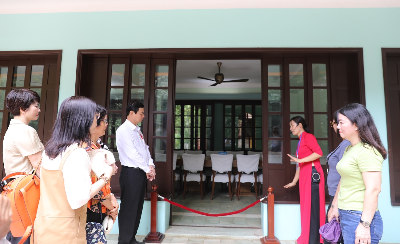 Đoàn thăm Nhà làm việc của Bác Hồ.
