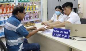 BHXH Việt Nam đã thực hiện chi trả lương hưu, trợ cấp BHXH theo mức mới cho 100% người hưởng đăng ký nhận qua tài khoản ATM