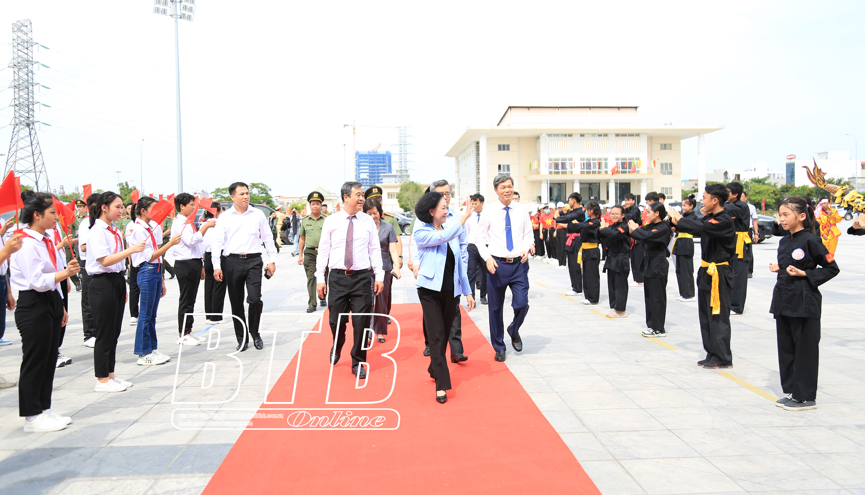 Đồng chí Trương Thị Mai, Ủy viên Bộ Chính trị, Thường trực Ban Bí thư, Trưởng Ban Tổ chức Trung ương và các đồng chí lãnh đạo chứng kiến các hoạt động văn hóa, thể thao tại ngày hội toàn dân bảo vệ ANTQ.