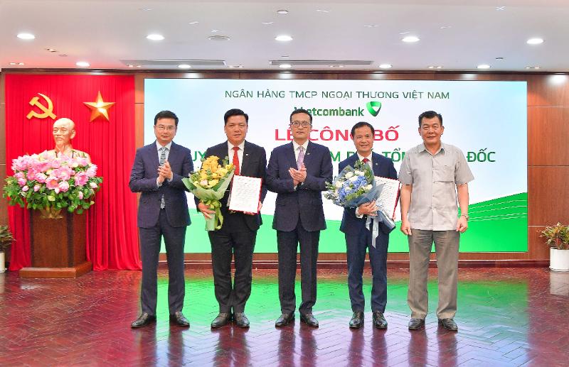 Các nhân sự được bổ nhiệm chụp ảnh lưu niệm cùng đ/c Phạm Quang Dũng – Bí thư Đảng ủy, Chủ tịch Hội đồng Quản trị Vietcombank (đứng giữa) trao quyết định, đ/c Nguyễn Đức Phong – Phó Bí thư thường trực Đảng ủy Khối DNTW (ngoài cùng bên phải) và đ/c Phạm Thanh Hà - Phó Thống đốc Ngân hàng Nhà nước (ngoài cùng bên trái) tặng hoa chúc mừng.
