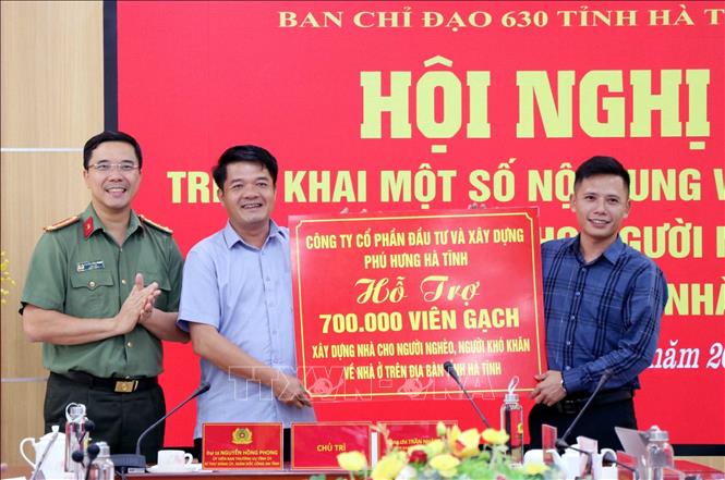 Công ty Cổ phần Đầu tư và Xây dựng Phú Hưng Hà Tĩnh hỗ trợ 700.000 viên gạch xây nhà cho người nghèo tỉnh Hà Tĩnh. Ảnh: Công Tường/TTXVN
