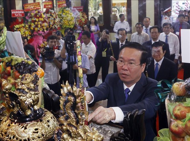 Chủ tịch nước Võ Văn Thưởng dâng hương tưởng niệm Chủ tịch Tôn Đức Thắng - Ảnh: TTXVN.