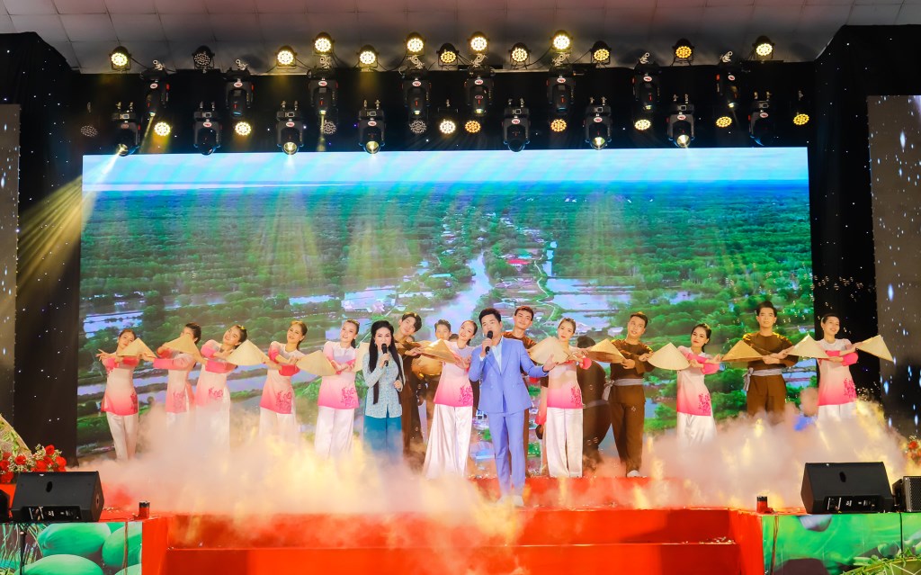 Chương trình nghệ thuật đặc biệt diễn ra ở Suối Tiên được sự đón nhận nhiệt thành của tất cả du khách.
