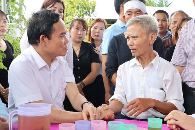 Phó Thủ tướng Trần Lưu Quang chia sẻ nỗi đau với gia đình các nạn nhân trong vụ việc. Ảnh: CAO NGUYÊN