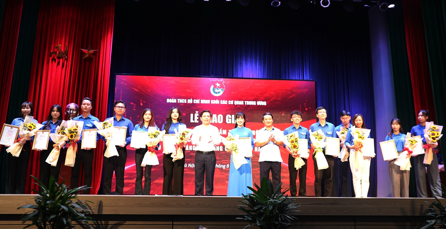 Đồng chí Nguyễn Văn Thể và đồng chí Hầu A Lềnh trao giải cho các tập thể, cá nhân.