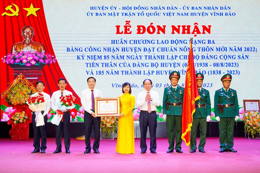 Huyện Vĩnh Bảo đón nhận Huân chương lao động hạng Ba và Bằng công nhận huyện đạt chuẩn nông thôn mới năm 2022.