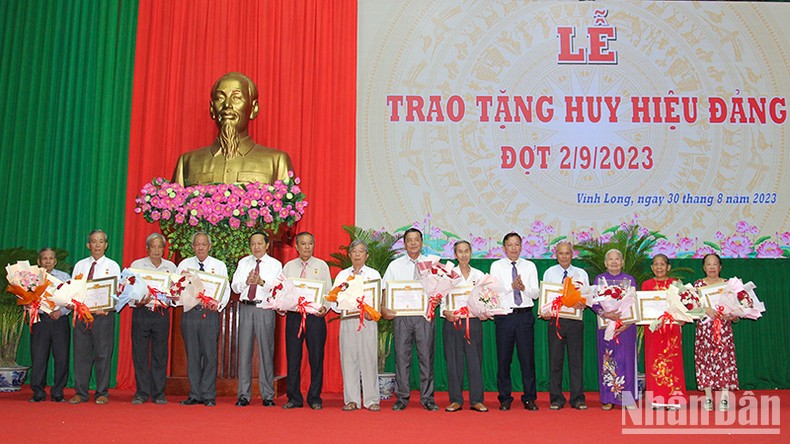 Lãnh đạo tỉnh Vĩnh Long trao tặng Huy hiệu Đảng cho những đảng viên 50 tuổi đảng trở lên (8-2023).