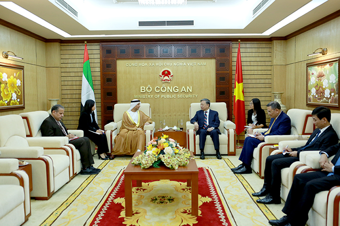 Đại tướng Tô Lâm, Ủy viên Bộ Chính trị, Bộ trưởng Bộ Công an tiếp Đại sứ Các Tiểu vương quốc Arab Thống nhất (UAE) tại Việt Nam Bader Almatrooshi đến chào nhân dịp bắt đầu nhiệm kỳ công tác tại Việt Nam.