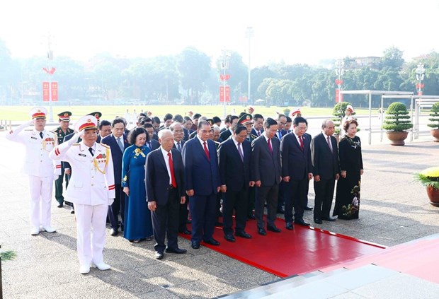 Các đồng chí lãnh đạo, nguyên lãnh đạo Đảng, Nhà nước thành kính tưởng nhớ Chủ tịch Hồ Chí Minh. (Ảnh: Phạm Kiên/TTXVN).