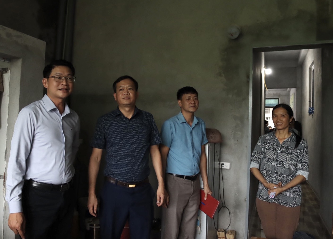 Lãnh đạo Uỷ ban MTTQ Việt Nam quận Tây Hồ và Thị trấn Vân Đình tham quan ngôi nhà đại đoàn kết của gia đình chị Nguyễn Thị Tuyến.