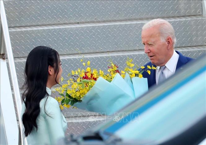 Thiếu nữ Thủ đô tặng hoa, chào mừng Tổng thống Hoa Kỳ Joe Biden đến Hà Nội, bắt đầu chuyến thăm cấp Nhà nước tới Việt Nam. Ảnh: An Đăng/TTXVN.