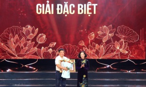 Đồng chí Trương Thị Mai dự Lễ trao Giải thưởng sáng tác, quảng bá tác phẩm văn học, nghệ thuật, báo chí về chủ đề “Học tập và làm theo tư tưởng, đạo đức, phong cách Hồ Chí Minh”