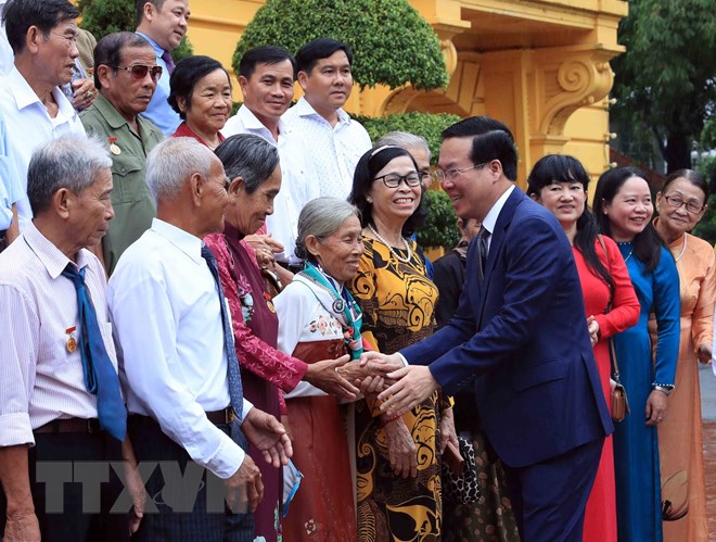 Chủ tịch nước Võ Văn Thưởng với Đoàn đại biểu Người có Công với Cách mạng của tỉnh Trà Vinh. (Ảnh: An Đăng/TTXVN).