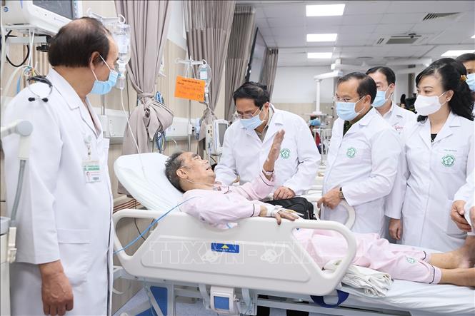 Thủ tướng Phạm Minh Chính thăm hỏi sức khoẻ nạn nhân vụ cháy đang được điều trị tại Bệnh viện Bạch Mai. Ảnh: TTXVN