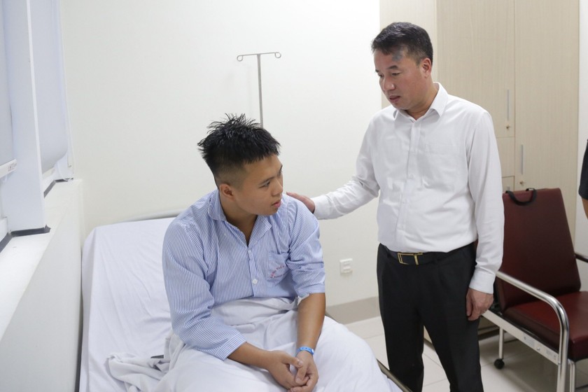 Tổng Giám đốc BHXH Việt Nam Nguyễn Thế Mạnh thăm hỏi các chiến sỹ bị thương khi tham gia cứu hộ, cứu nạn trong vụ cháy tại Bệnh viện Quân y 103.