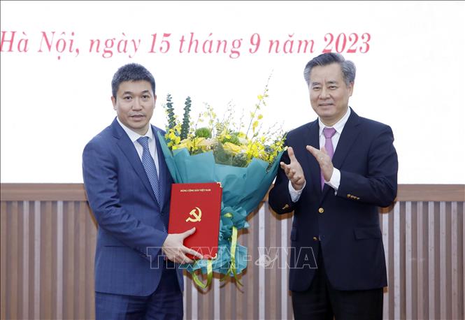 Đồng chí Nguyễn Quang Dương, Ủy viên Trung ương Đảng, Phó Trưởng Ban Tổ chức Trung ương trao Quyết định cho đồng chí Phan Anh Sơn giữ chức Bí thư Đảng đoàn Liên hiệp các tổ chức hữu nghị Việt Nam nhiệm kỳ 2019 - 2024. Ảnh: TTXVN