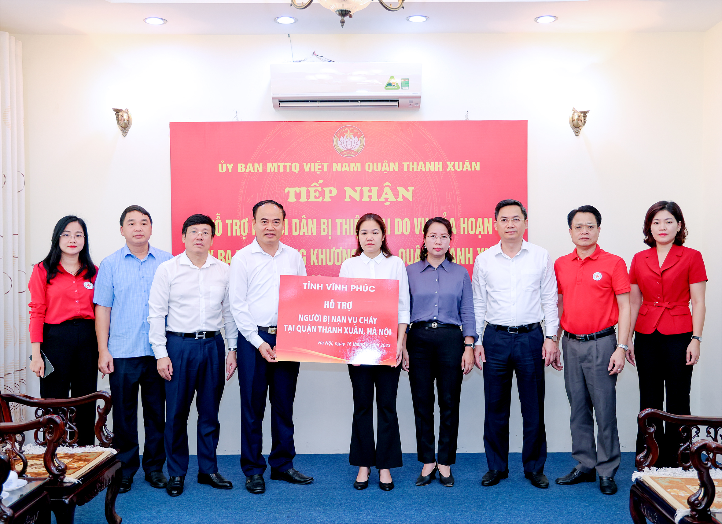 Tỉnh Vĩnh Phúc trao tiền hỗ cho người bị nạn trong vụ cháy tại quận Thanh Xuân,TP. Hà Nội.